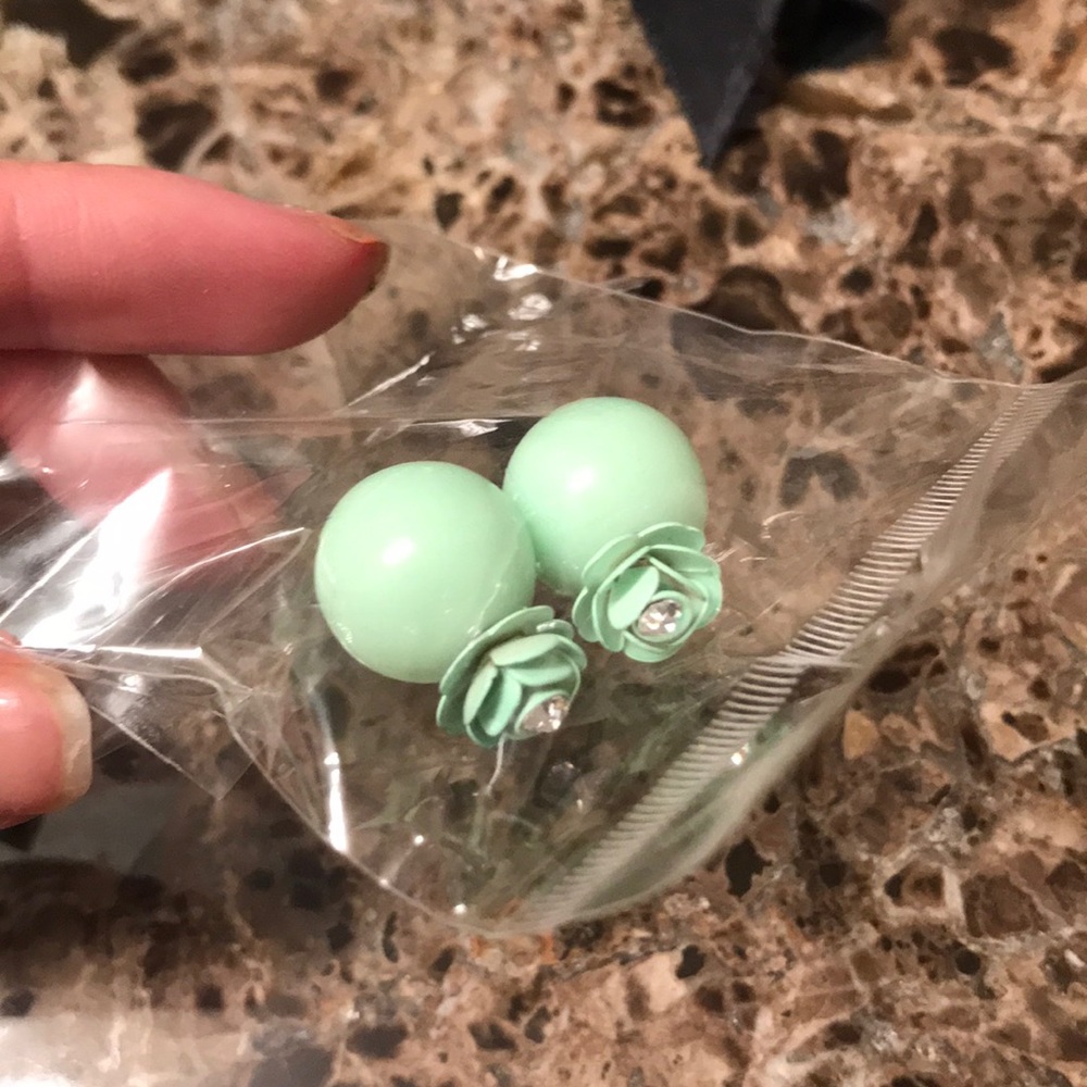 Green flower double ball stud earrings
